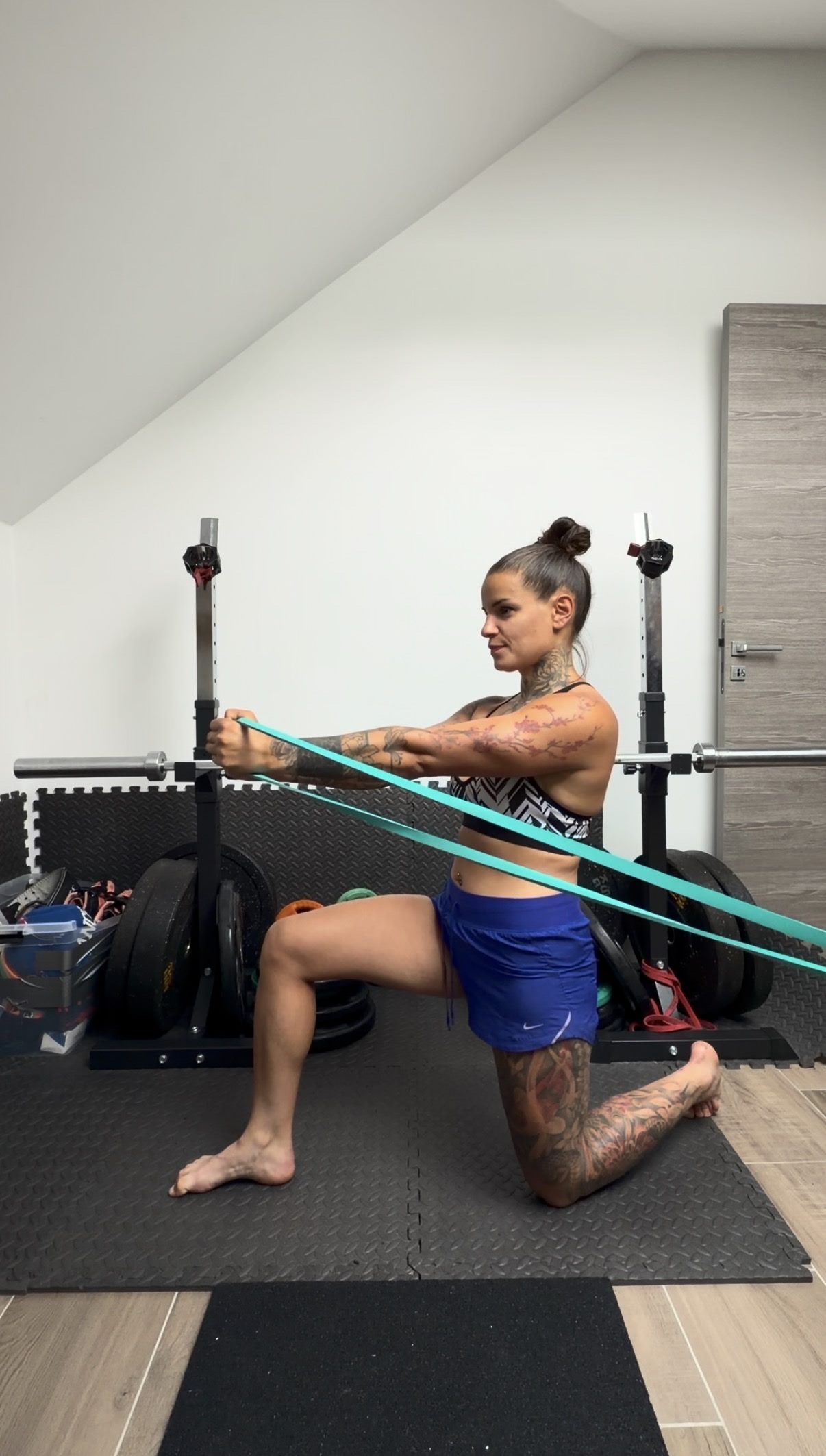 Margot Pfister lors d’un exercice de renforcement avec un élastique