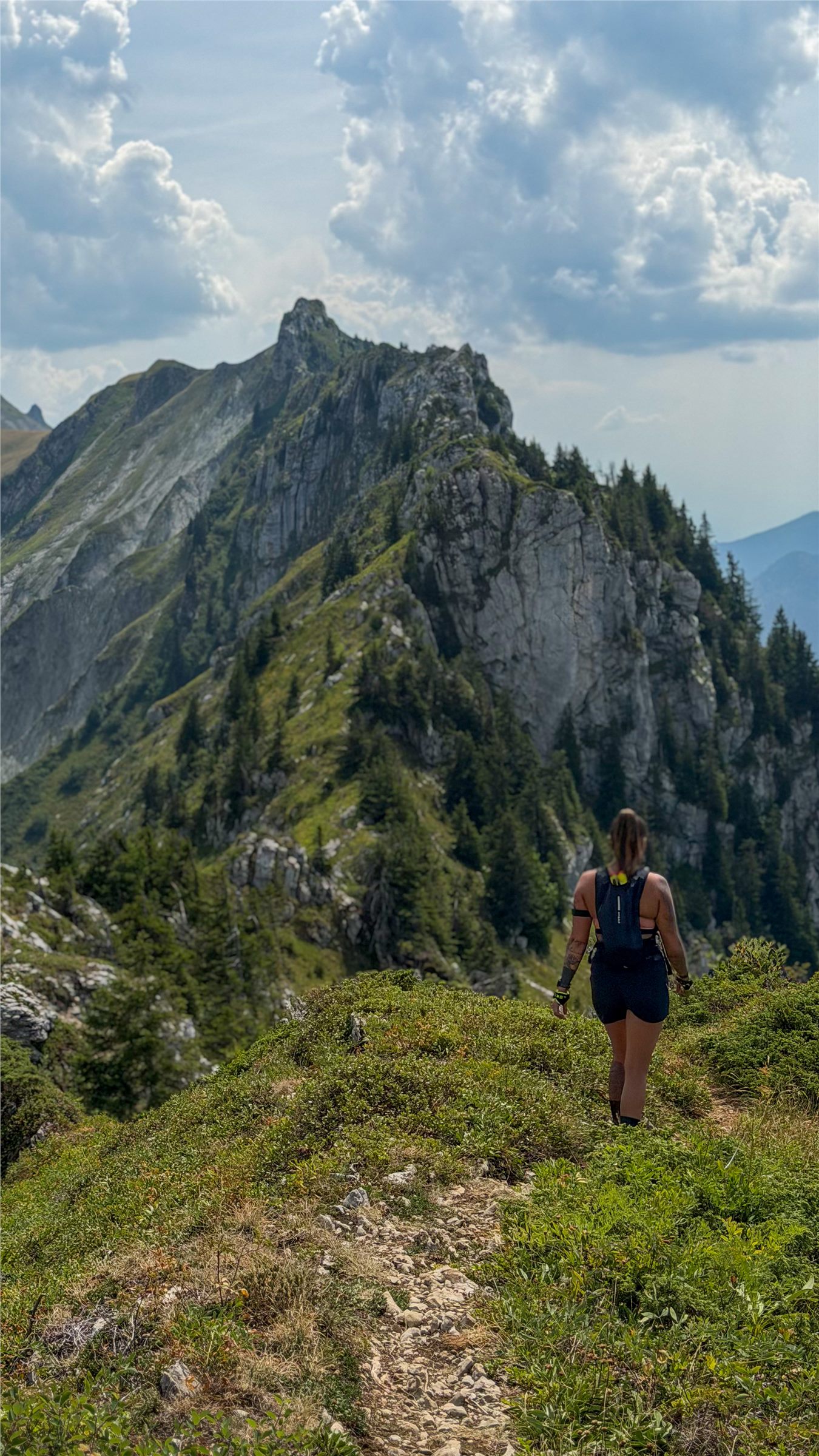 Margot Pfister face à un sommet lors d’une sortie en montagne