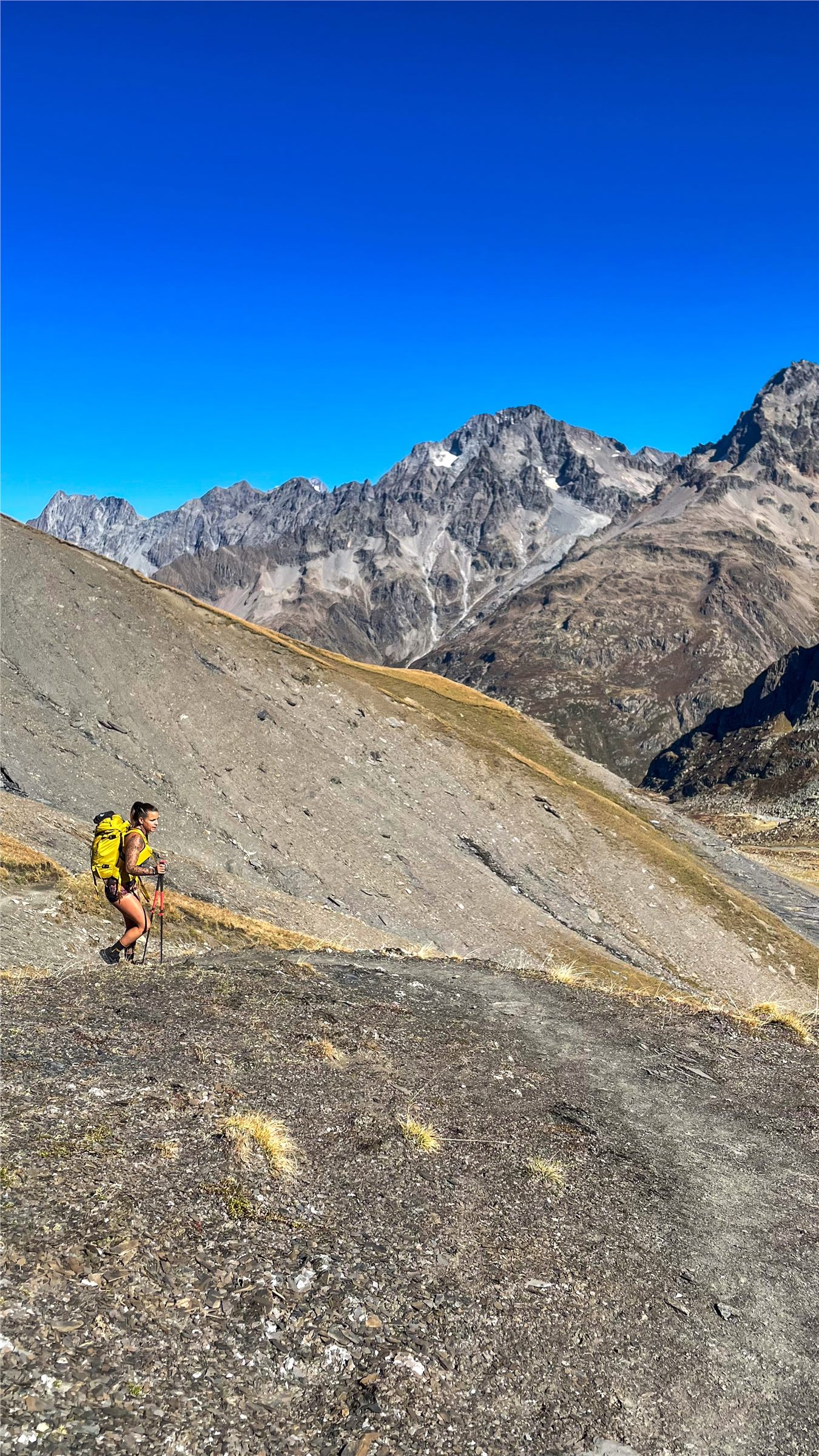 Margot Pfister en randonnée avec un sac à dos dans un paysage de haute montagne