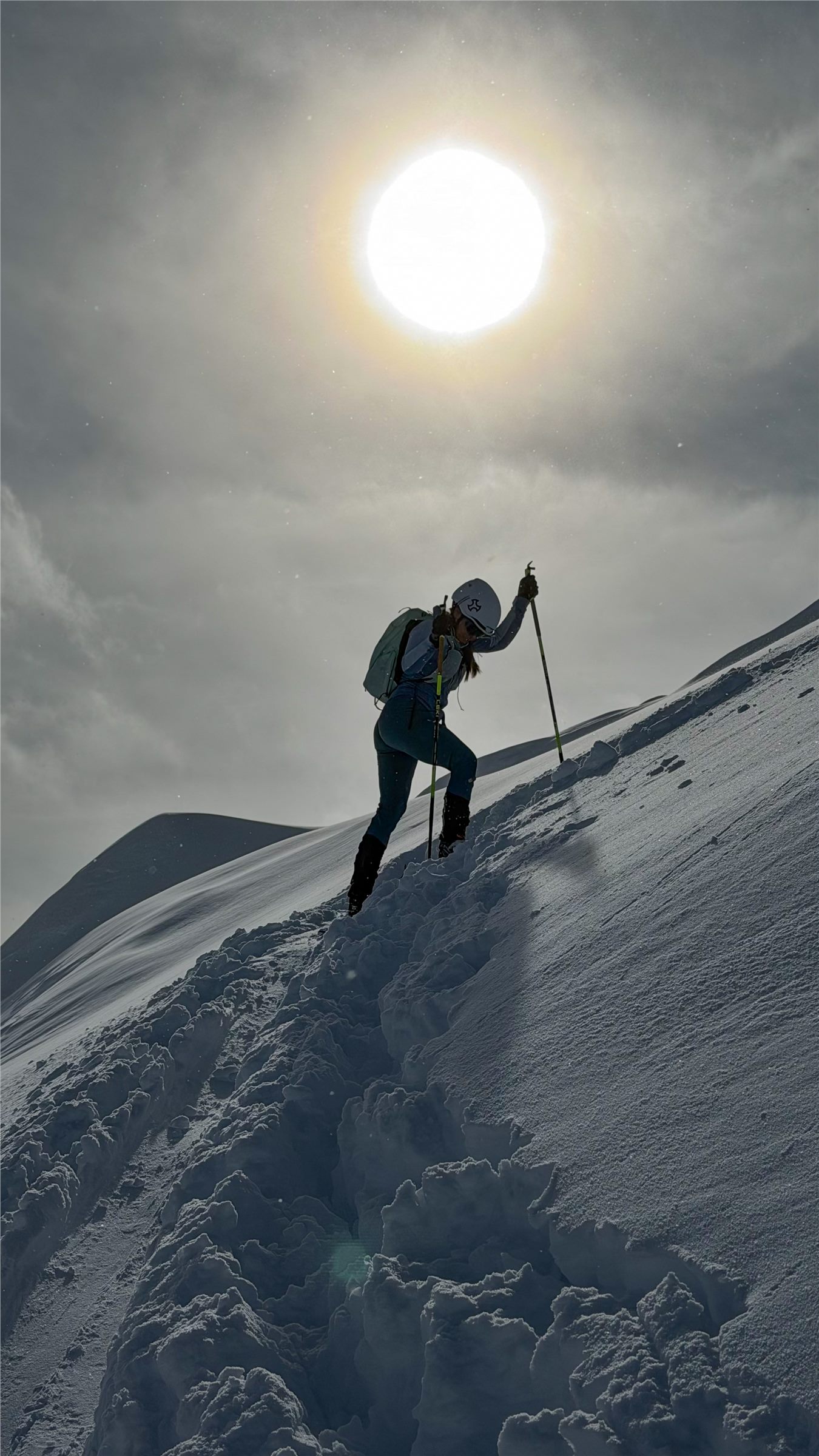 Margot Pfister progressant à skis sur une pente enneigée